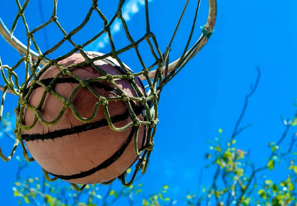 Bola dentro de una vieja cesta — Foto de Stock