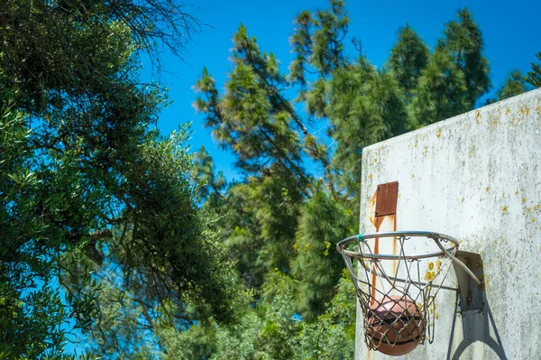 Bola dentro de una vieja cesta — Foto de Stock