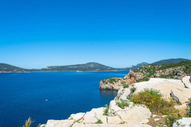 Sardunya'da Capo Caccia sahilinin manzarası