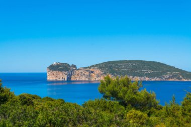 Sardunya'da Capo Caccia sahilinin manzarası