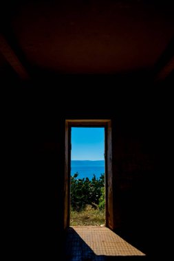 Denize bakan terk edilmiş eski bir binanın penceresi