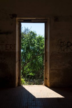 Denize bakan terk edilmiş eski bir binanın penceresi