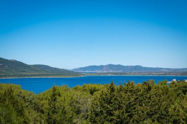 Sardunya'da Capo Caccia sahilinin manzarası