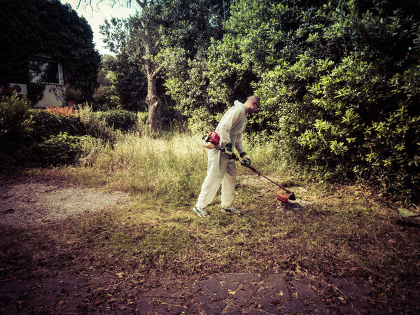 Человек с помощью кусачки
