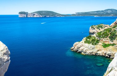 Sardunya'da Capo Caccia sahilinin manzarası
