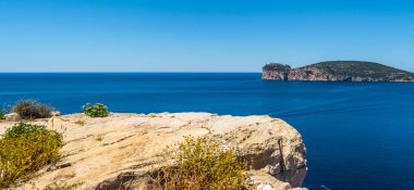 Sardunya'da Capo Caccia sahilinin manzarası