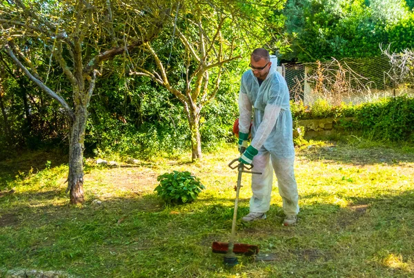 Gardener using brush cutter — Stock Photo, Image