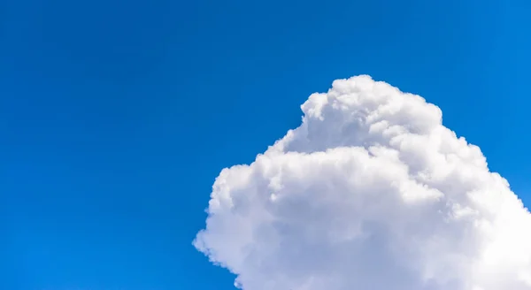 Wolkenlandschaft im Frühling — Stockfoto