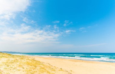 güneşli bir günde deniz manzarası