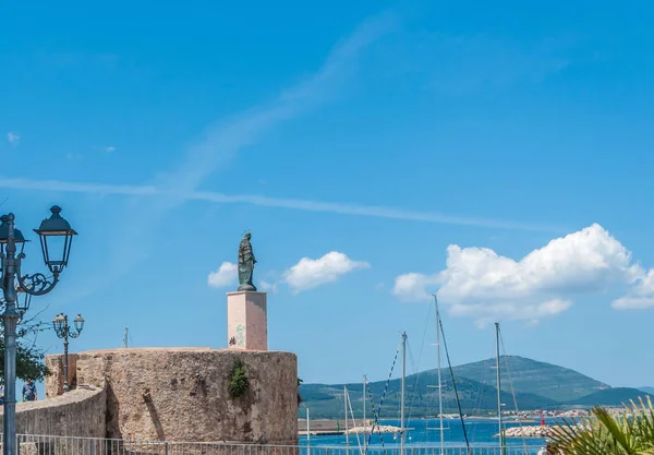 Statue above the port of Alghero — Stock Photo, Image