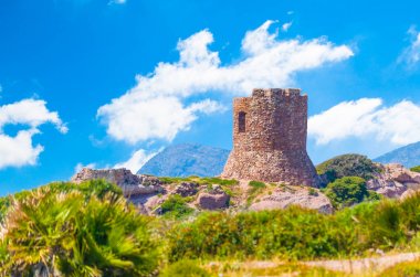 deniz kenarı eski kule