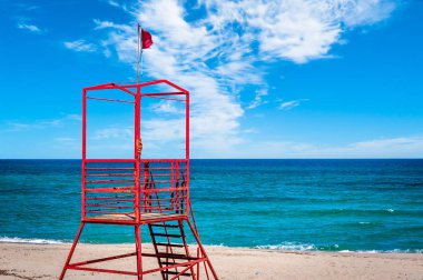 Sahilde kırmızı kurtarma Kulesi