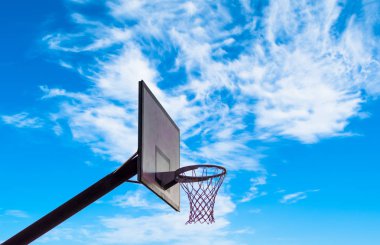 bulutlu gökyüzü ile basketbol potası