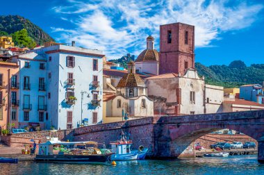 Temo nehri üzerindeki Eski Bosa köyü