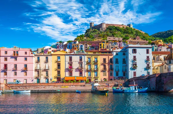 Aldeia velha de Bosa no rio Temo — Fotografia de Stock