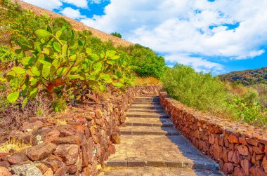 bosa köyü üzerinde Malaspina kalesine yol bir s