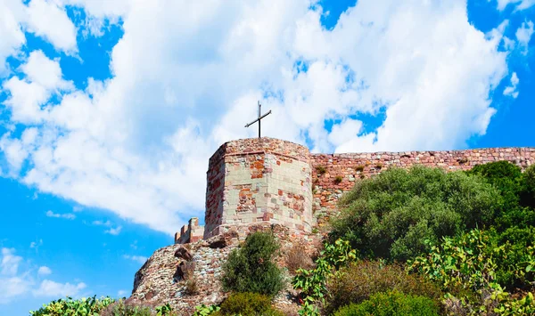 Il castello Malaspina sopra il villaggio di Bosa in una giornata di sole  - — Foto Stock