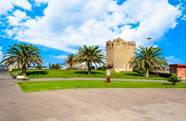 Арагонська вежа в Порто Торрес Харбор в сонячний день-Sardini — стокове фото