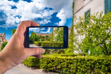 Güneşli bir günde fotoğraf çeken akıllı telefon ile el