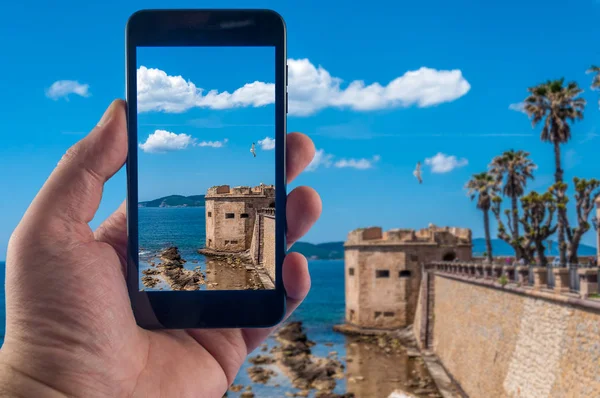 Mano con smartphone tomando fotos en un día soleado — Foto de Stock