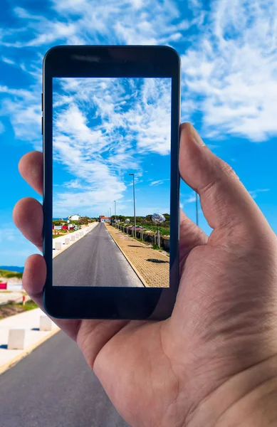 Hand med smartphone ta bilder i en solig dag — Stockfoto