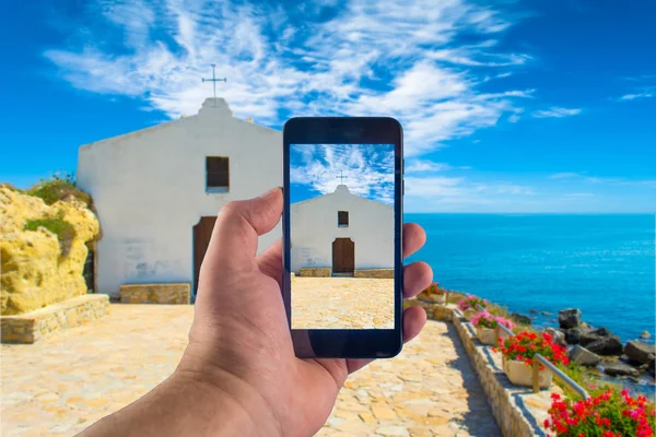 Mano con smartphone tomando fotos en un día soleado — Foto de Stock