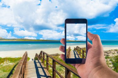 Sahilde akıllı telefonla el fotoğrafı çekme