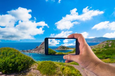 Güneşli bir günde akıllı telefonla fotoğraf çekme