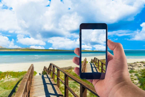 Sahilde akıllı telefonla el fotoğrafı çekme