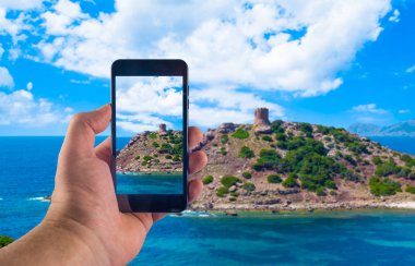 Güneşli bir günde akıllı telefonla fotoğraf çekme