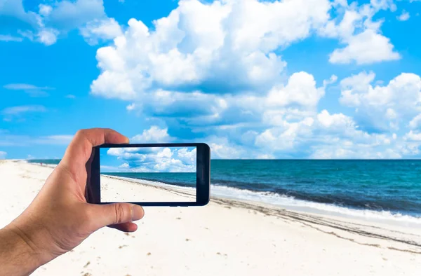 Toma de fotos a mano con smartphone en un día soleado — Foto de Stock