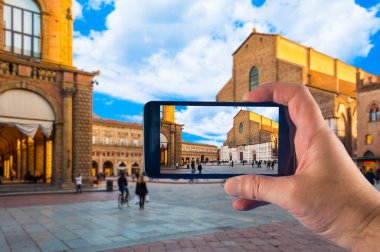 Bologna, Piazza Maggior bir akıllı telefon ile el fotoğraf çekme