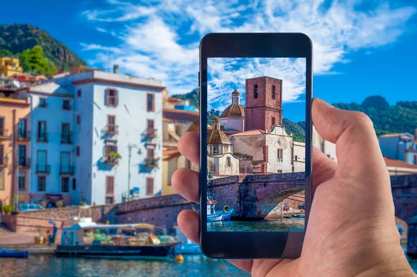 Toma de foto a mano con un smartphone en el pueblo de Bosa, en — Foto de Stock