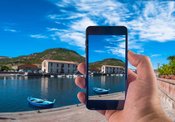 Toma de foto a mano con un smartphone en el pueblo de Bosa, en — Foto de Stock