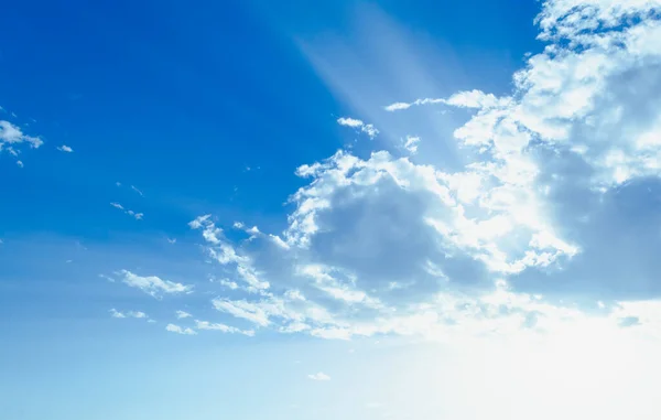 Parlak Mavi Gökyüzü Güneşli Bulutlar — Stok fotoğraf