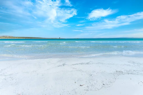 白い砂とターコイズブルーの海が広がる空の熱帯ビーチの風景 — ストック写真