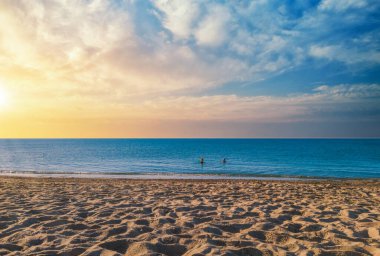 Gün batımında kumsal manzarası dramatik bulutlu gökyüzü