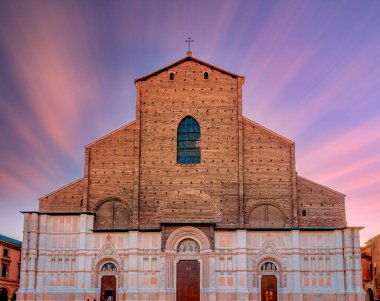 San Petronio Kilisesi, İtalya, Bologna 'daki Piazza Maggiore' da, gün batımında dramatik uzun pozlama gökyüzü