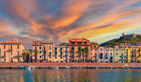 Paisaje Del Pueblo Bosa Cerca Del Río Temo Atardecer Con Imagen de stock