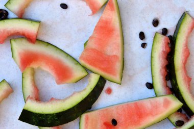 Isırılmış karpuz kabuğu, yemekten sonra dinlenme.