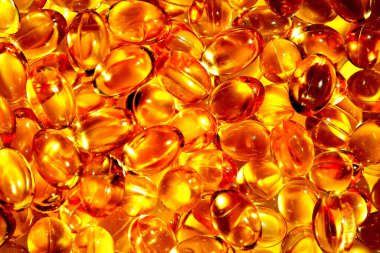 Bir sürü sarı kapsül, altın yağlı balık omega 3 kapsülü... Omega-3 yağ damlaları beyaz arka bölmede. Balık yağı.