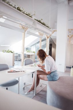  Sanatçı stüdyoda bir resim çizin. Güzel kız boya beyaz iç