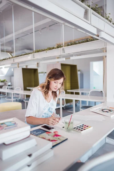  Sanatçı stüdyoda bir resim çizin. Güzel kız boya beyaz iç