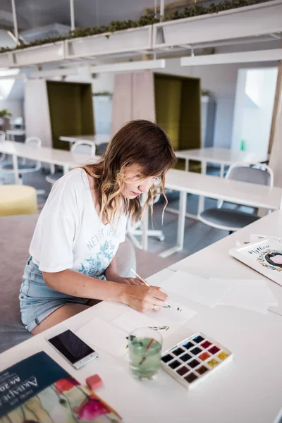  Sanatçı stüdyoda bir resim çizin. Güzel kız boya beyaz iç