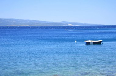 Adriyatik Denizi. Hırvatistan. Brela. Okyanus güneşli bir günde
