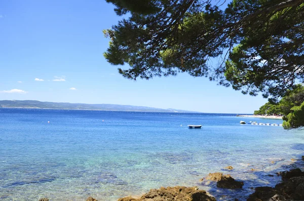 Adriyatik Denizi. Hırvatistan. Brela. Okyanus güneşli bir günde