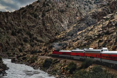 Arkansas nehri kıyısındaki Canon şehrinin kraliyet geçidinde kayalık bir uçurumun kenarından geçen Royal Gorge demiryolu.