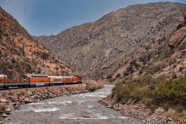 Colorado 'da güneşli bir günde Arkansas Nehri' nin kıyısındaki Royal Gorge tren motoru.