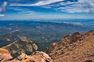 Pikes Tepesi 'nin tepesinden, Colorado kırsalının etrafını gören manzara. Kilometrelerce uzağı gören 14 kişi