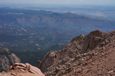 Pikes Tepesi 'nin tepesinden, Colorado kırsalının etrafını gören manzara. Kilometrelerce uzağı gören 14 kişi